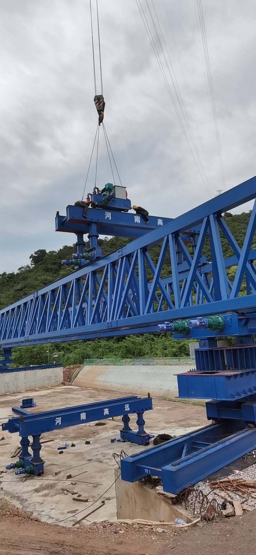 黃岡華鑫建筑勞務(wù)有限公司，深圳寶安區(qū)石清大道一期道路工程上跨廣深客運(yùn)專線橋梁工程，采購全新式QYLQ50m-220t架橋機(jī)
