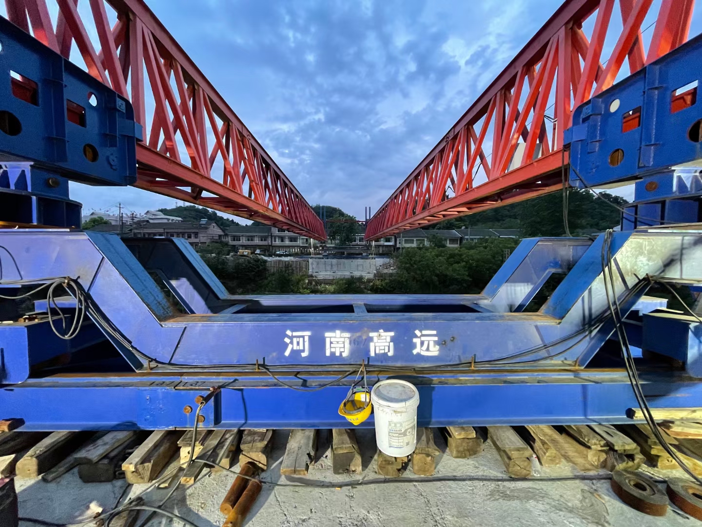 架橋機安裝人員要嚴格按照安裝計劃,要對參與安裝的所有人員進行培育