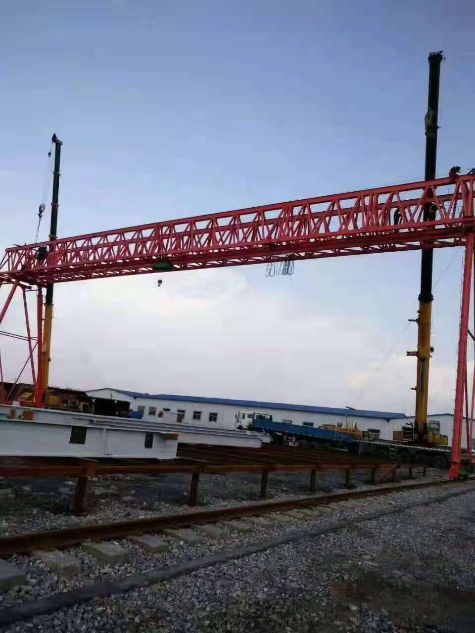 為什么龍門吊還需要做地基?當(dāng)?shù)孛嫫露缺容^大時,我們該怎么做龍門吊地基?